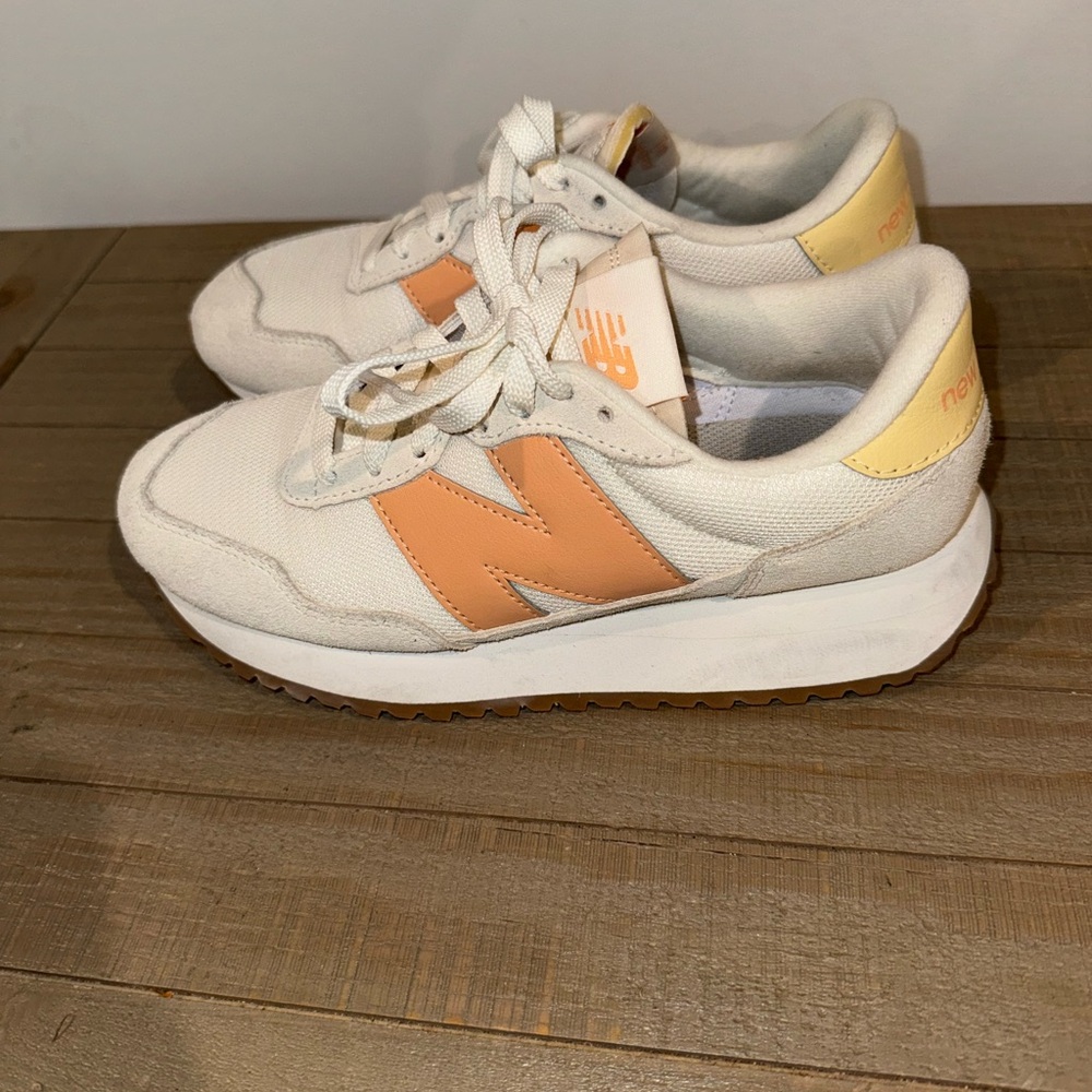 New Balance Women's 237 V1 Sneaker Size 6